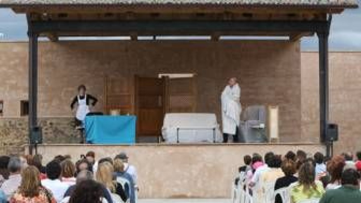 Un momento de la inauguración del Patio de Comedias de San Feliz de Torío