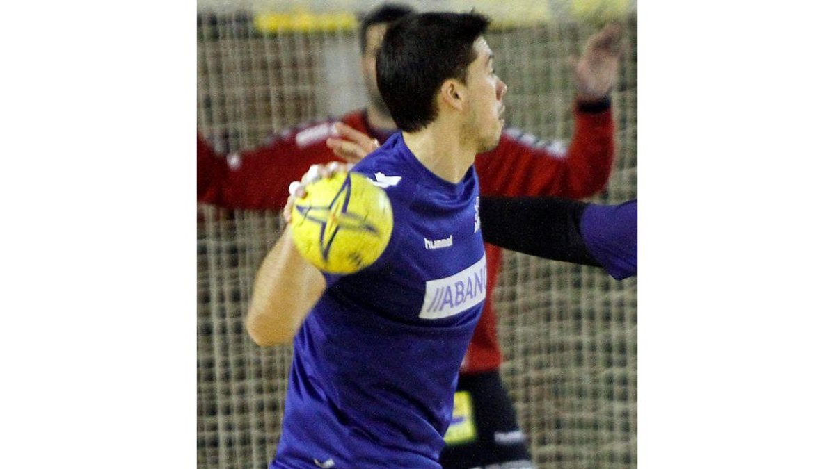 Aguirrezabalaga, Joao y Vejin conforman una primera línea potente que garantiza casi la mitad de los goles del Ademar.