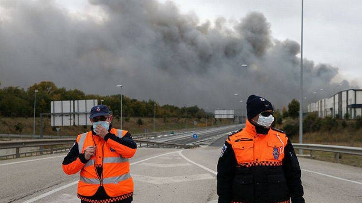 Los bomberos creen que puede haber sido provocado por un cortocircuito.