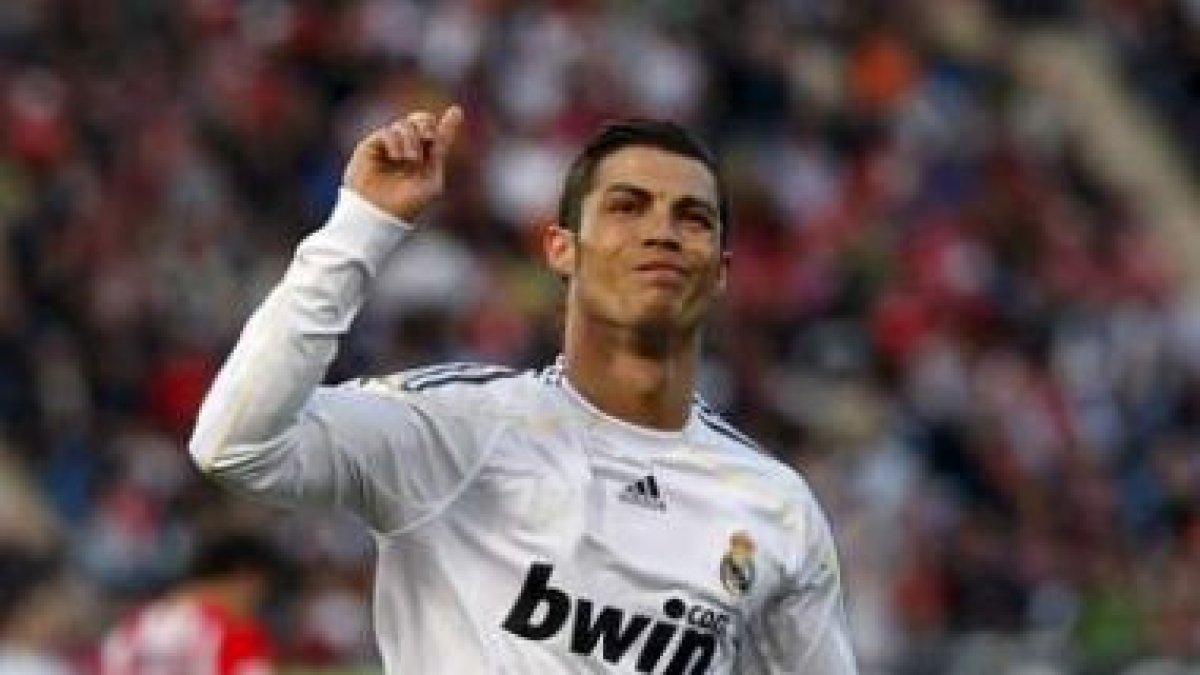 El jugador del Real Madrid Cristiano Ronaldo celebra el gol marcado al Almería.