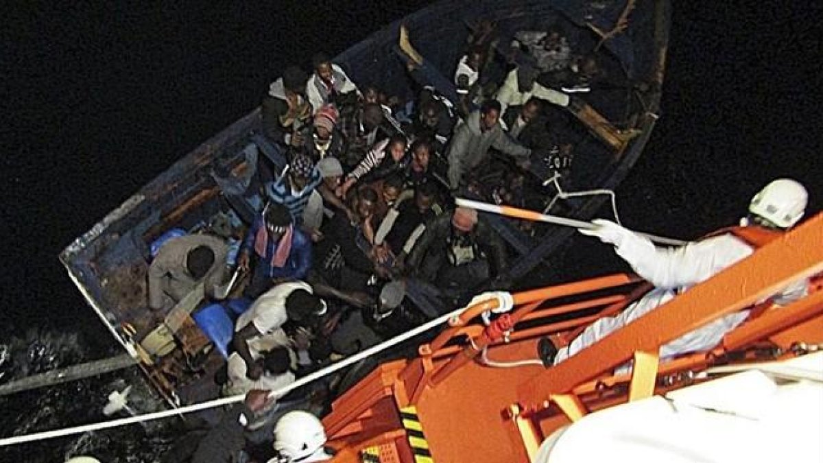 Patera con los 42 inmigrantes localizada al sur de Gran Canaria tras varios días a la deriva.