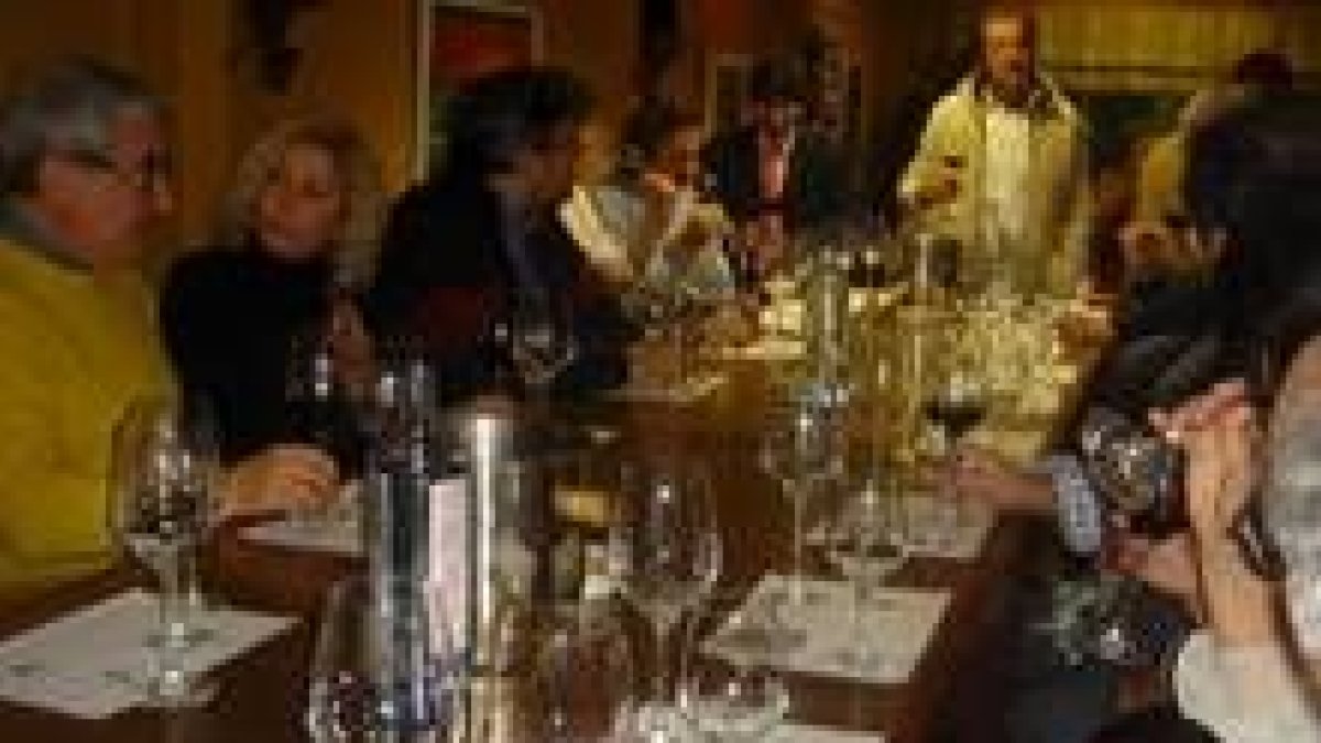 Algunos de los asistentes a la cata convocada por Orlando Mendoza y Bodega Palacios Remondo