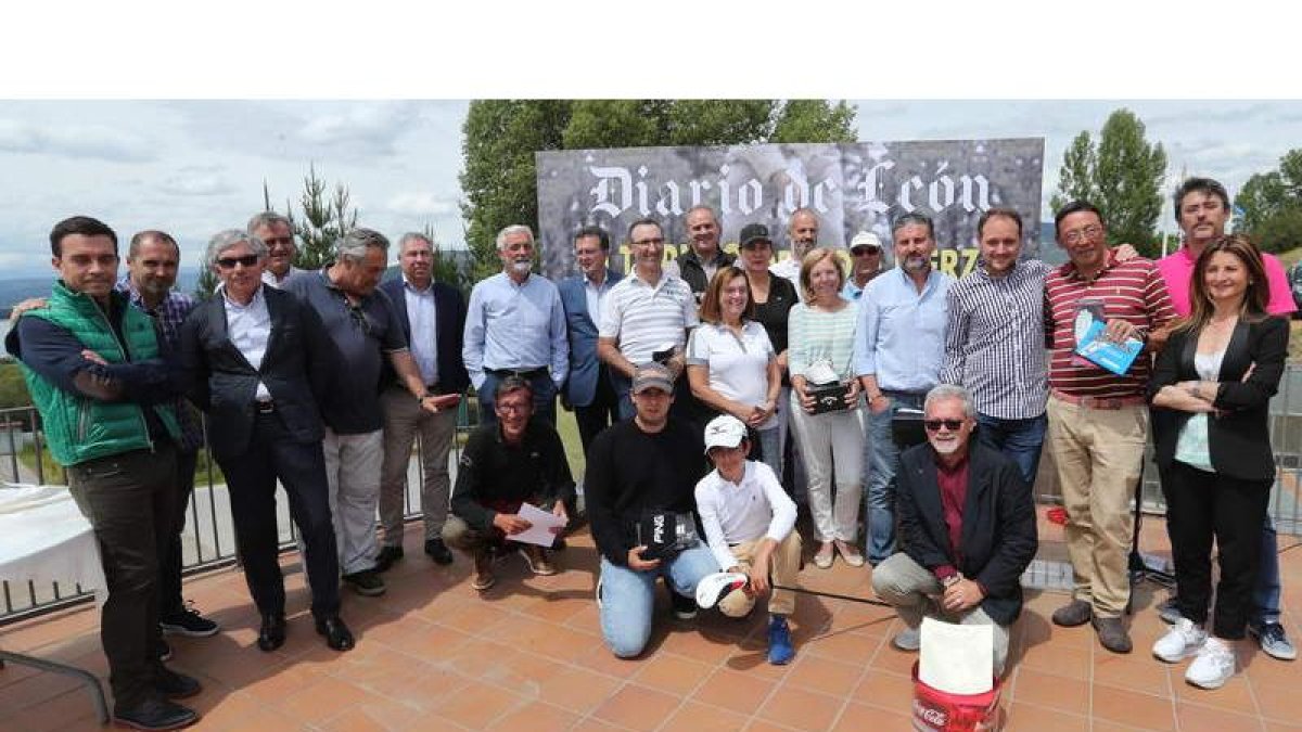 Los premiados posaron junto a los representantes de las casas patrocinadoras una vez finalizada la entrega de trofeos en el Club de Golf Bierzo. L. DE LA MATA