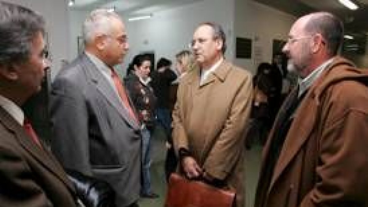 Los cuatro ponentes de la conferencia, minutos antes de su inicio