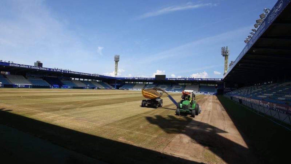 Los trabajos de renovación y acondicionamiento del terreno de juego de El Toralín ya se han puesto en marcha. SDP