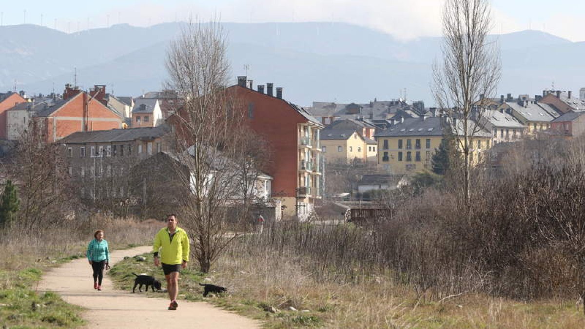 En febrero pasado el Pleno de Ponferrada aprobó una adenda para prorrogar el convenio de la obra de este paseo del Sil. L. DE LA MATA
