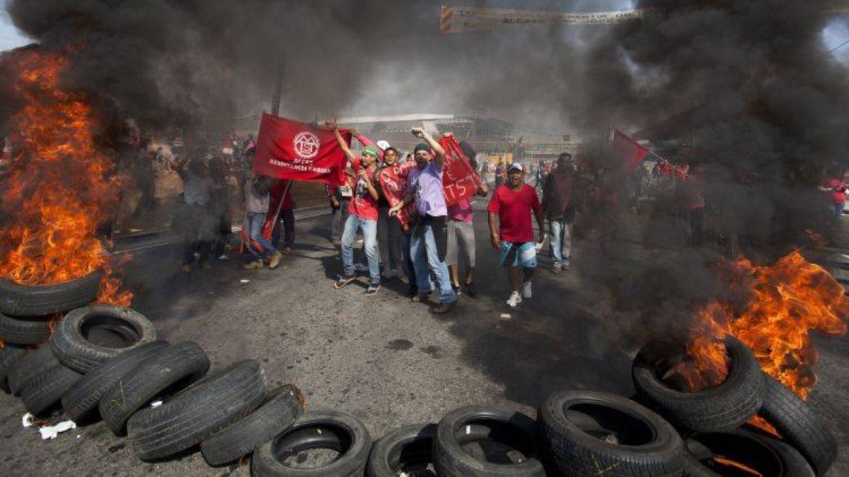 Manifestantes del Movimiento de los Trabajadores sin Techo en Sao Paulo, ayer.