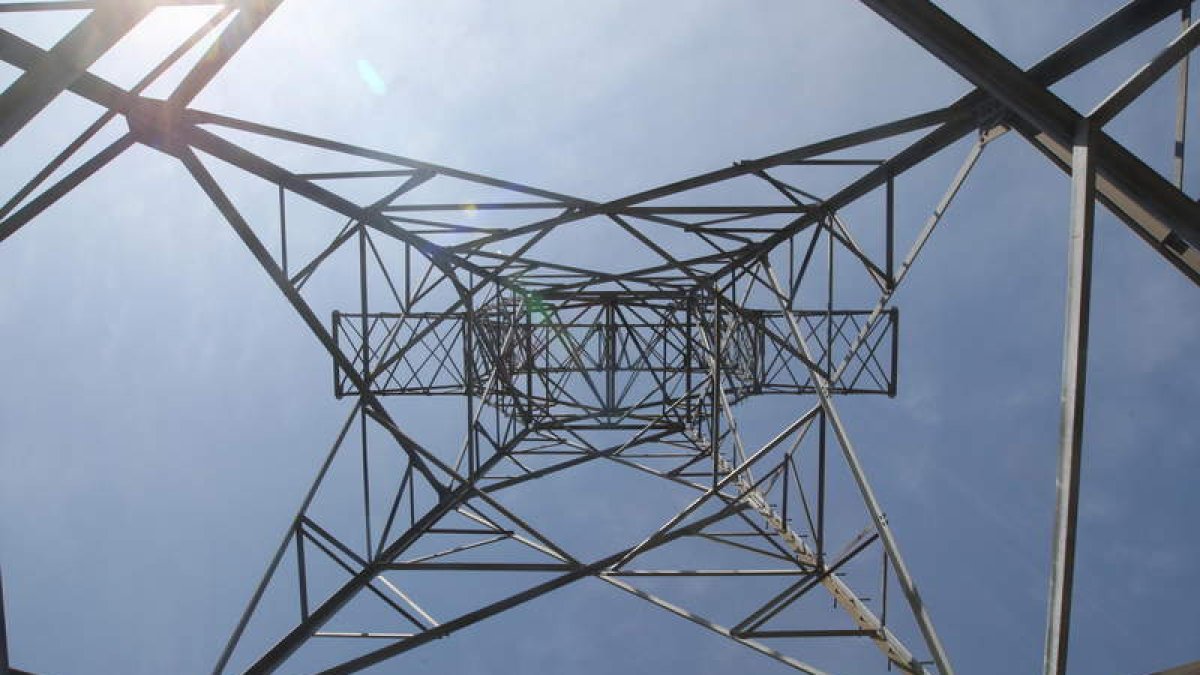 El proyecto supone la instalación de 51 torres de alta tensión en los valles de la montaña.