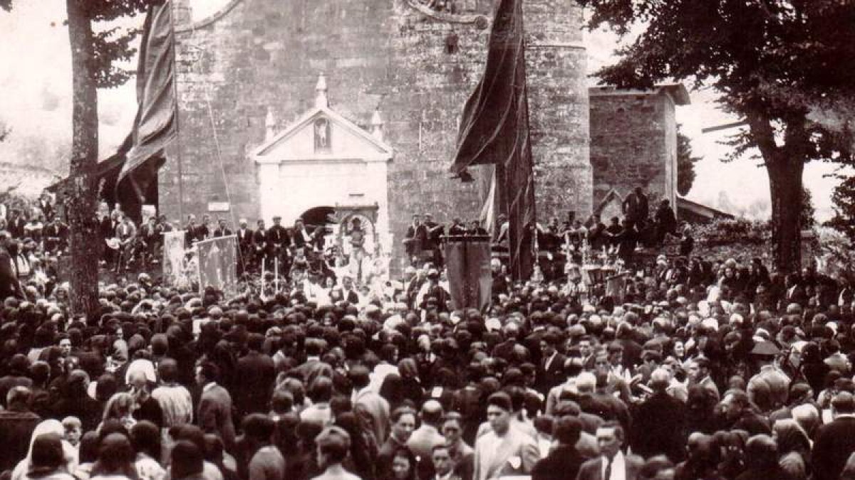 Una imagen sin fechar de una de las Salidas del Santo del siglo pasado. La multitud rodea el Santuario de Ecce Homo, a las puertas de Bembibre, para contemplar cómo la imagen del patrón del Bierzo Alto sale escoltada por los pendones de las parroquias del Arciprestazgo del Boeza. Hasta 1903 la fiesta era anual. Desde entonces, se celebra cada siete años. DL