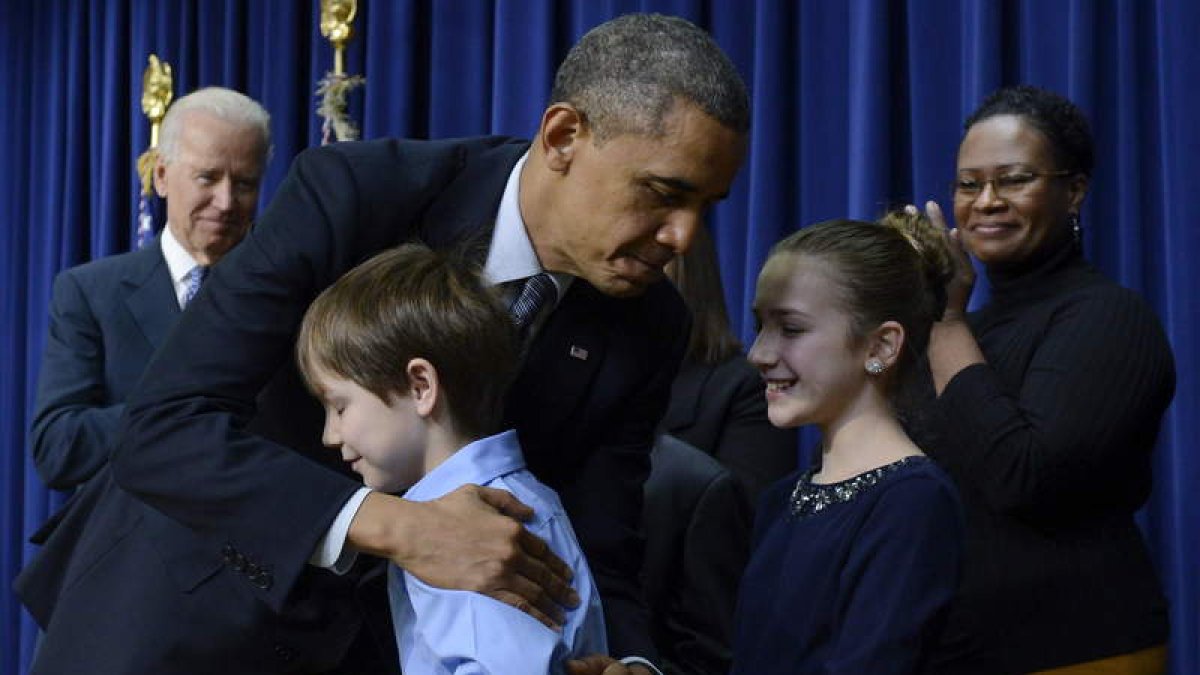 Obama, junto a Julia, la niña que le pidió que controlara las armas, y otro niño.
