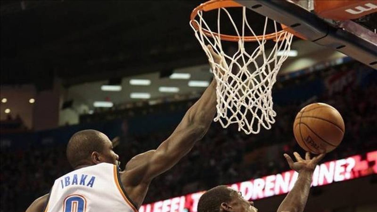 Ibaka hace un tapón a Bledsoe.