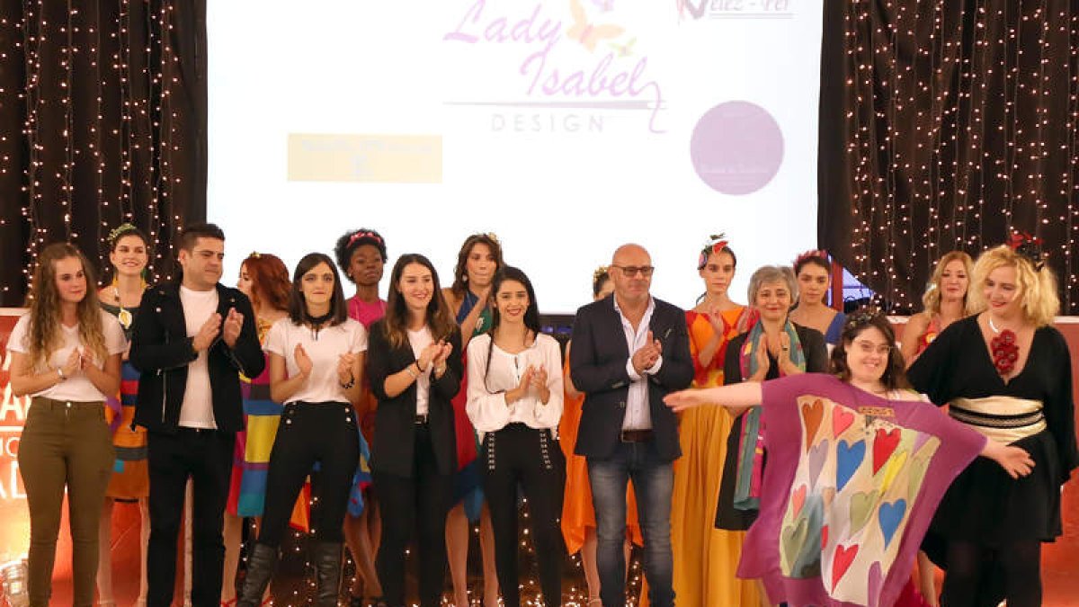 Lady Isabel saluda tras el desfile de ayer en Matadero de Madrid. JOSÉ ANTONIO GALLEGO