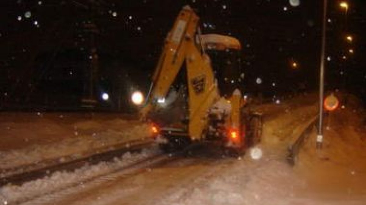 Sariegos utilizó máquinas para limpiar la nieve desde las seis de la madrugada.