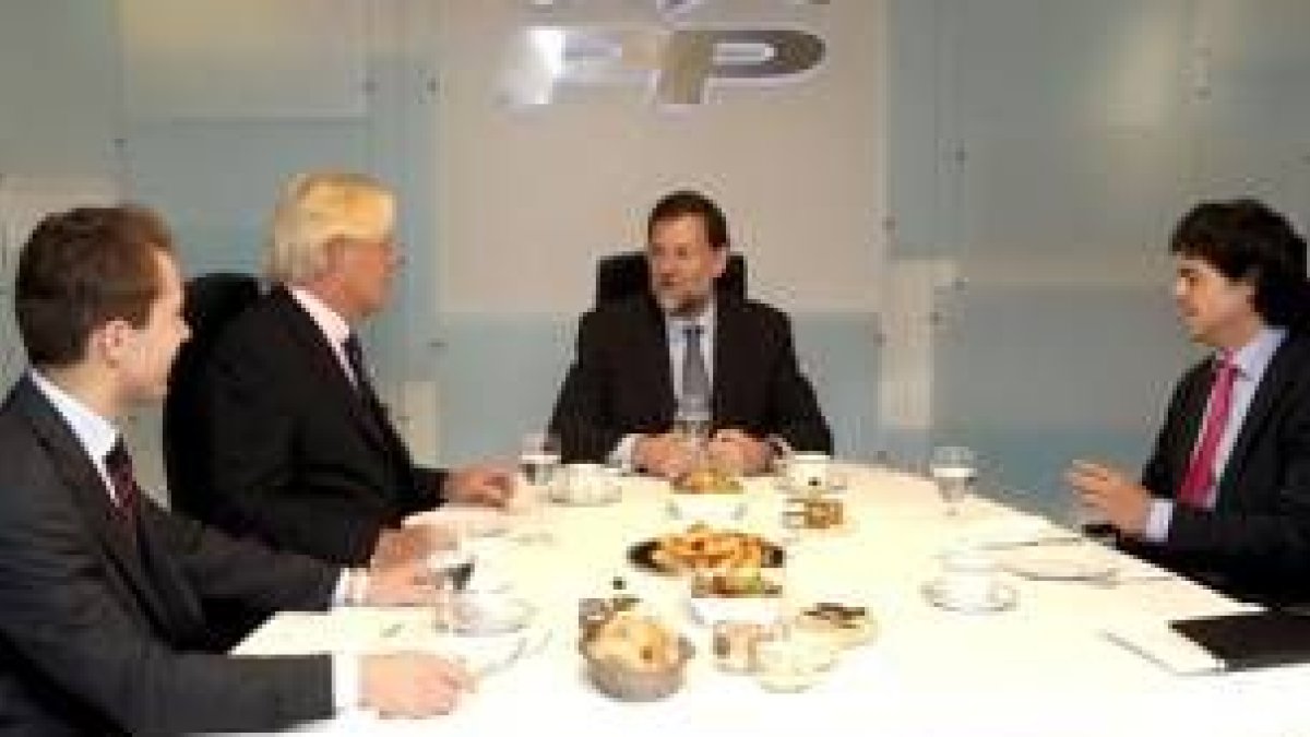 Rajoy se reunió en la sede del PP con el embajador de Francia en España, Bruno Delaye
