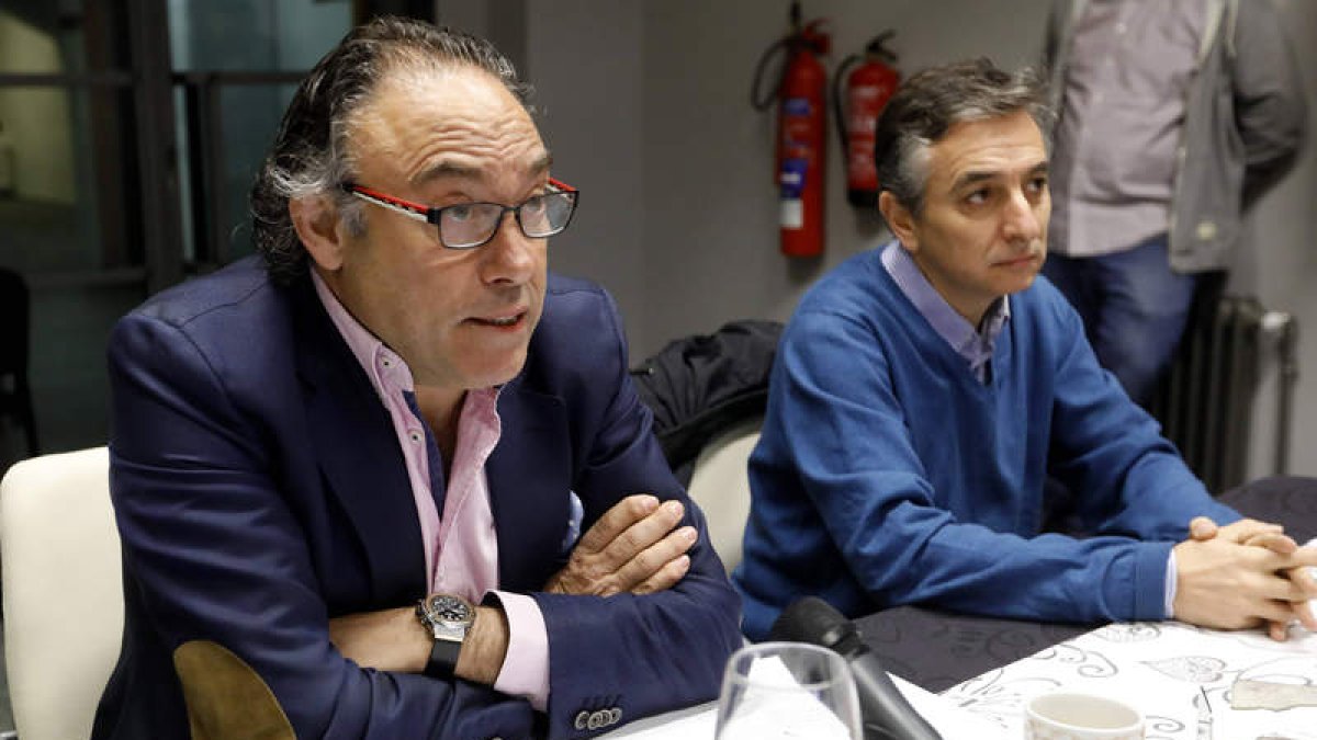 Llamazares y Juan Luis, en la presentación del escudo. MARCIANO