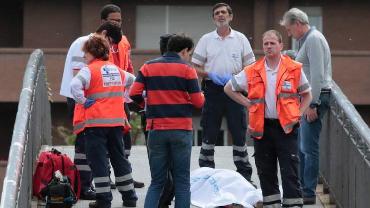 El cadáver de Carrasco yace tendido en la pasarela de los ambulatorios tras el crimen. RAMIRO