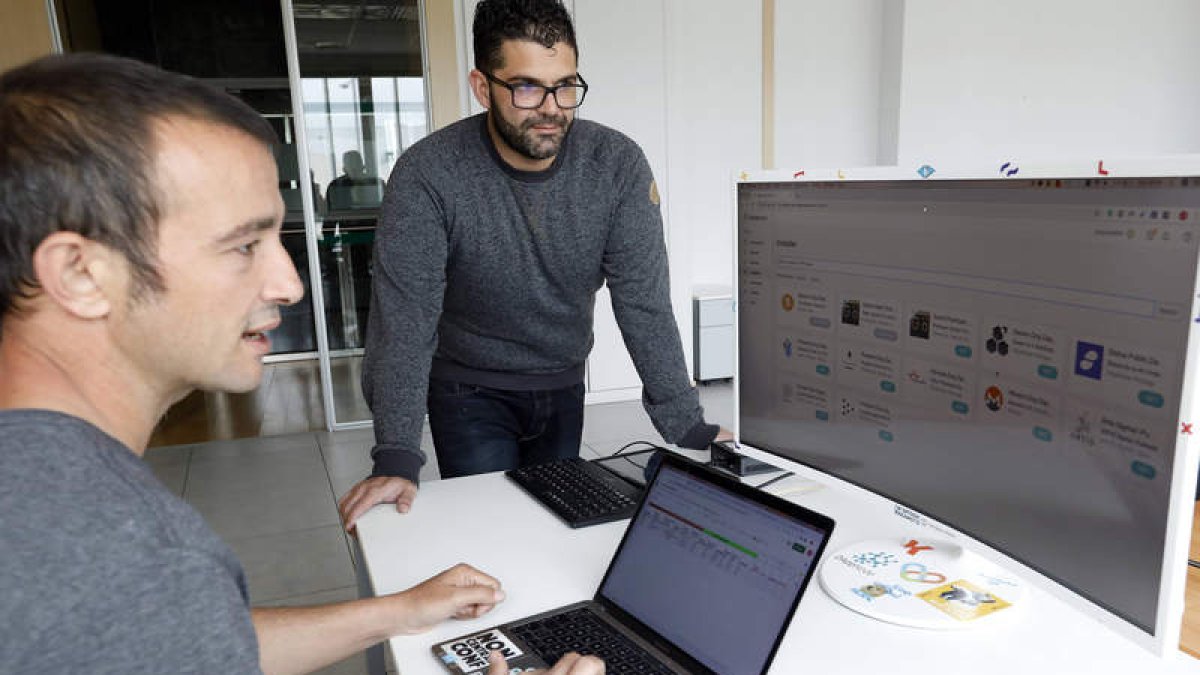 Álex Casas y Eduardo Antuña, en las oficinas que ocupan desde la semana pasada en el Parque Tecnológico de León para comercializar los dispositivos de DAppNode a través de Nodehodlers.