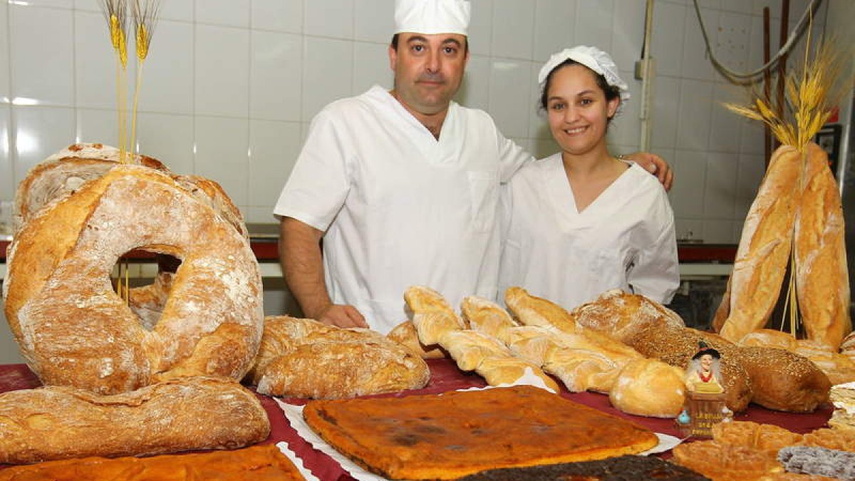 Antonio Martínez y su esposa en Chus Pan, una panadería especializada en empanadas.