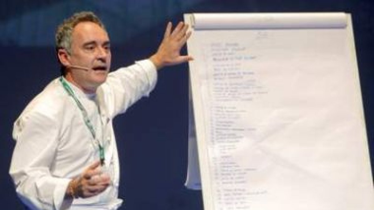 El cocinero Ferran Adrià durante su intervención en el congreso donostiarra.
