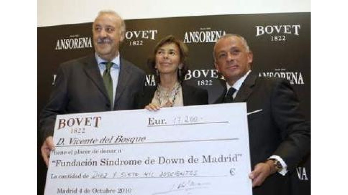 Del Bosque, María Barón (Síndrome Down) y Pascal Raffy (Relojes Bovet), muestran el cheque.