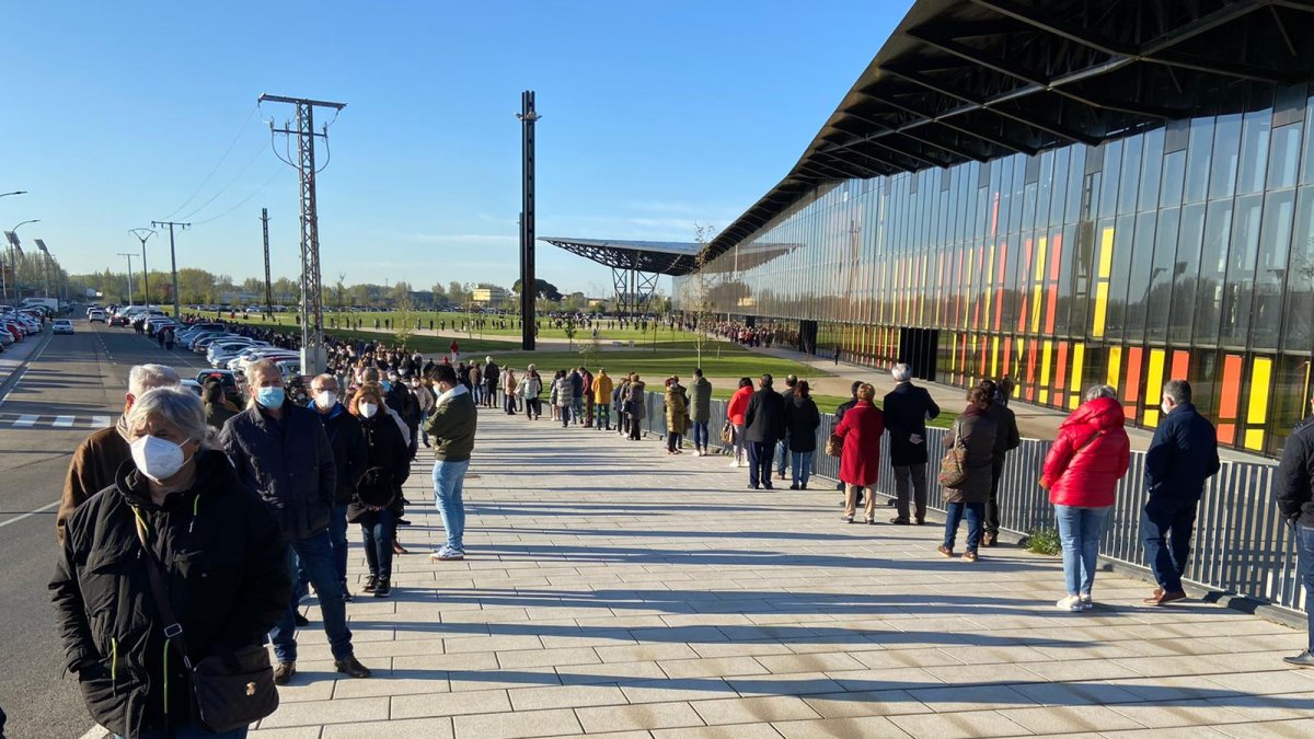 Largas colas de personas ante el Palacio de Exposiciones a la espera de recibir una dosis de la vacuna. RAMIRO