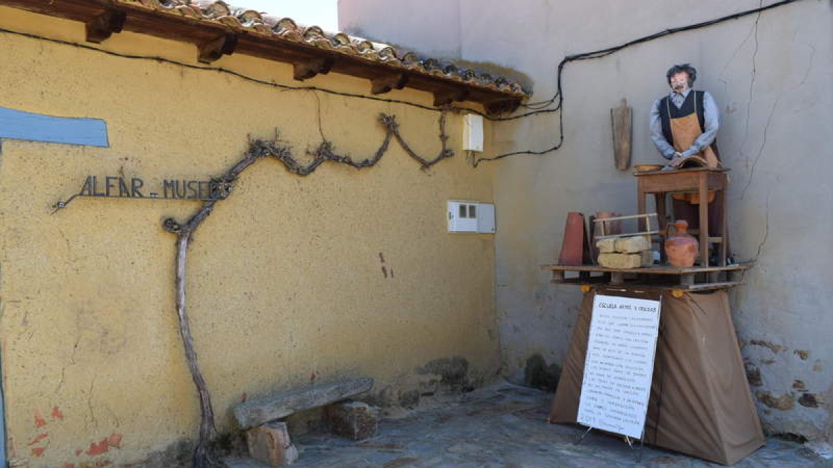 Muñeco en reconocimiento al oficio del alfarero situado al lado del Alfar Museo. A. RODRÍGUEZ