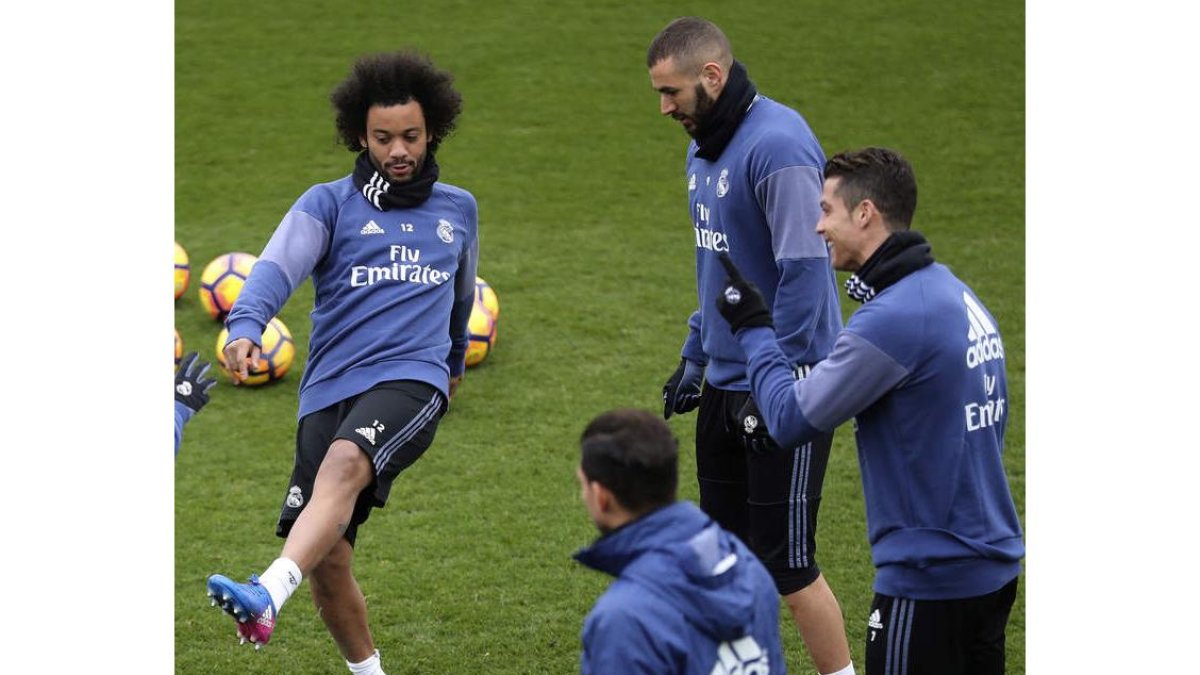 Cristiano Ronaldo, Karim Benzema y Marcelo durante el entrenamiento de ayer. CHEMA MOYA