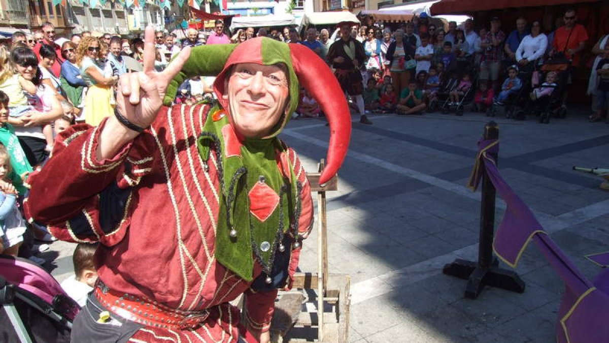 Una bailarina y los juglares ambientan el Mercado Medieval