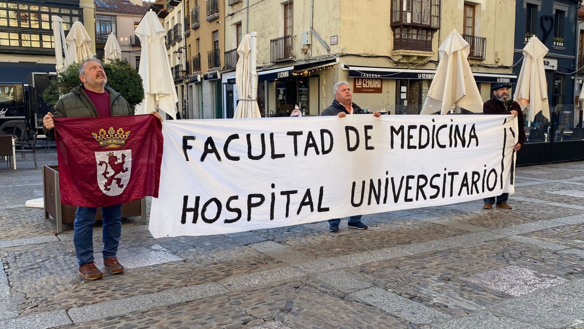 Movilización ciudadana en la plaza de San Marcelo a favor de la Facultad de Medicina para León. DL