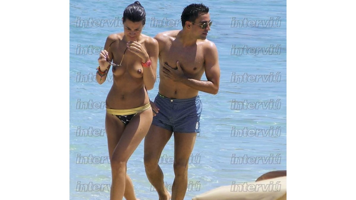 Núria Cunillera y Xavi Hernández, en una imagen de 'Interviú'.