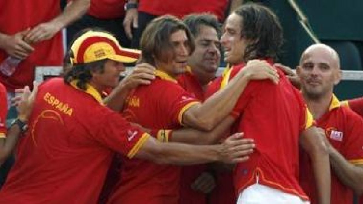 Los jugadores españoles celebran el pase a la final tras la victoria de Feliciano y Robredo .