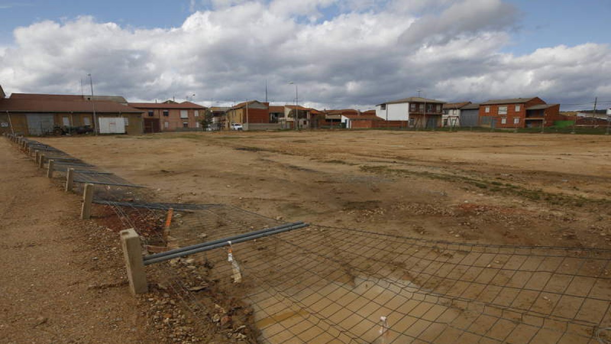 La limpieza del solar, cedido por la junta vecinal de San Roman, ya está finalizada.