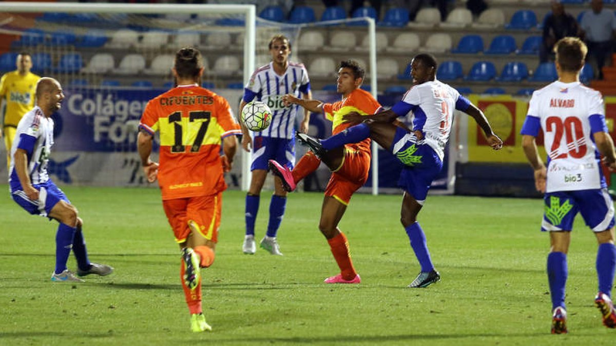 Samuel Camille se anticipa a un rival cuando el Elche pasaba por sus mejores momentos y trataba de poner cerco al marco deportivista coincidiendo con el inicio del segundo período.