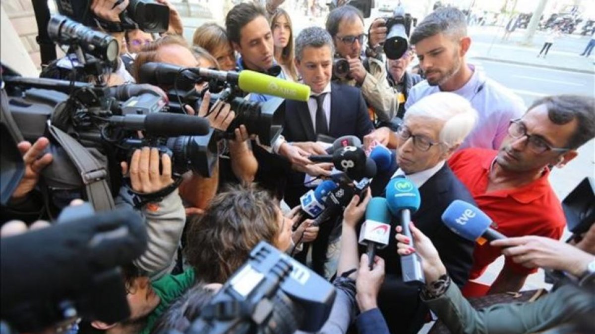 El abogado de Messi, Enrique Bacigalupo, contesta a un enjambre de periodistas a la entrada de la Audiencia de Barcelona, esta mañana
