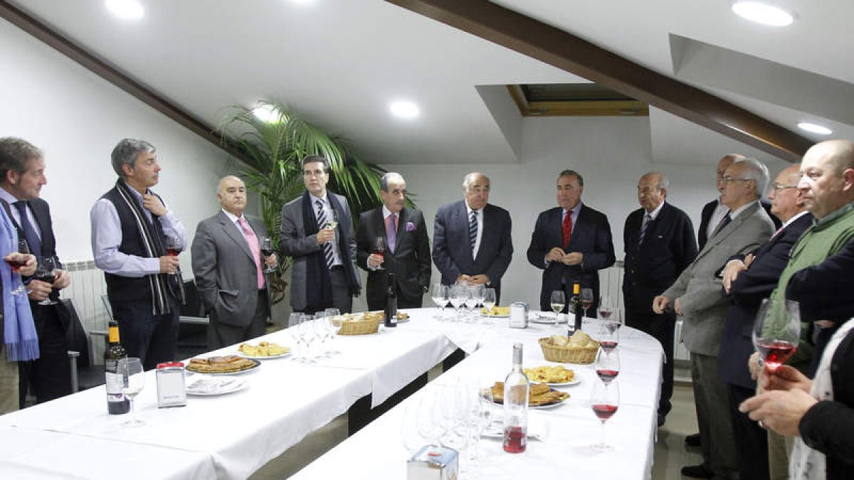 Manuel Lamelas, con los miembros del pleno de la Cámara.