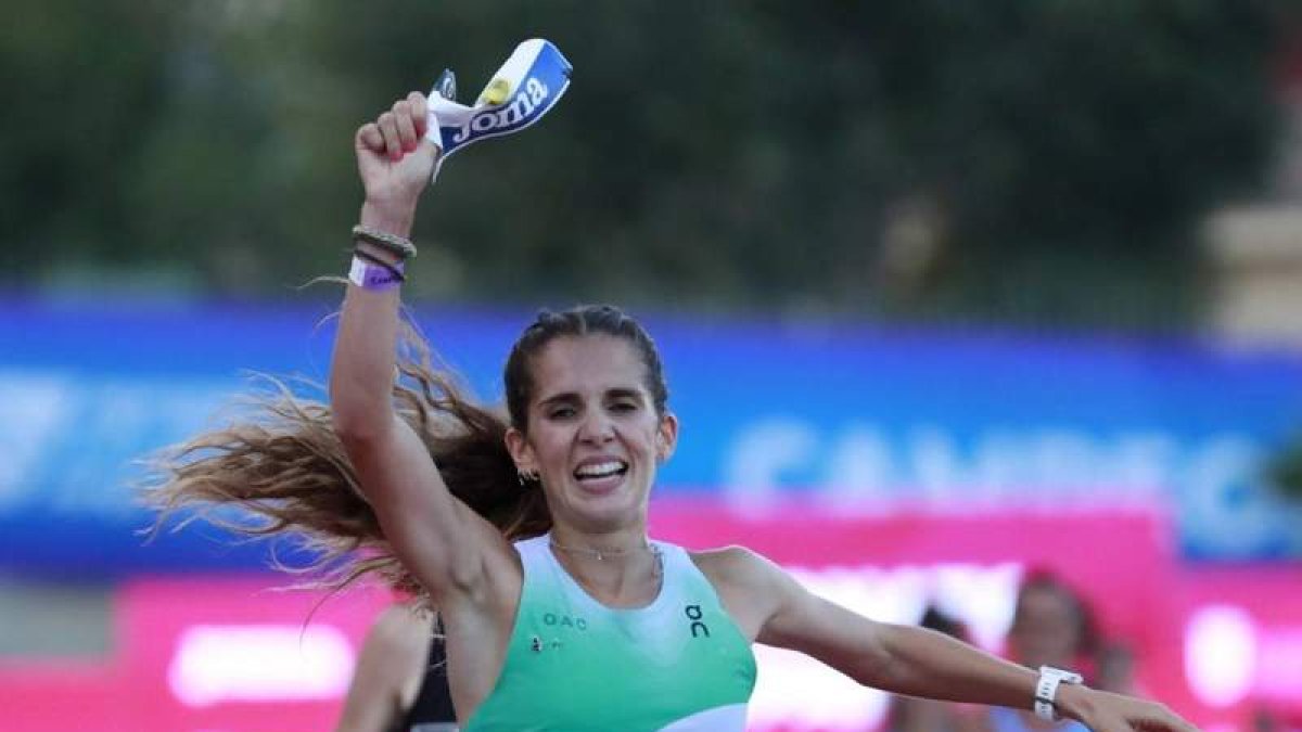 Marta García celebra su triunfo, el segundo consecutivo, en el Nacional de 5.000 metros. RFEA/MIGUÉLEZ
