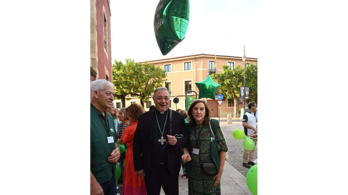 El obispo, Luis Ángel de las Heras, y Carmen Sánchez. PAIO GARCÍA