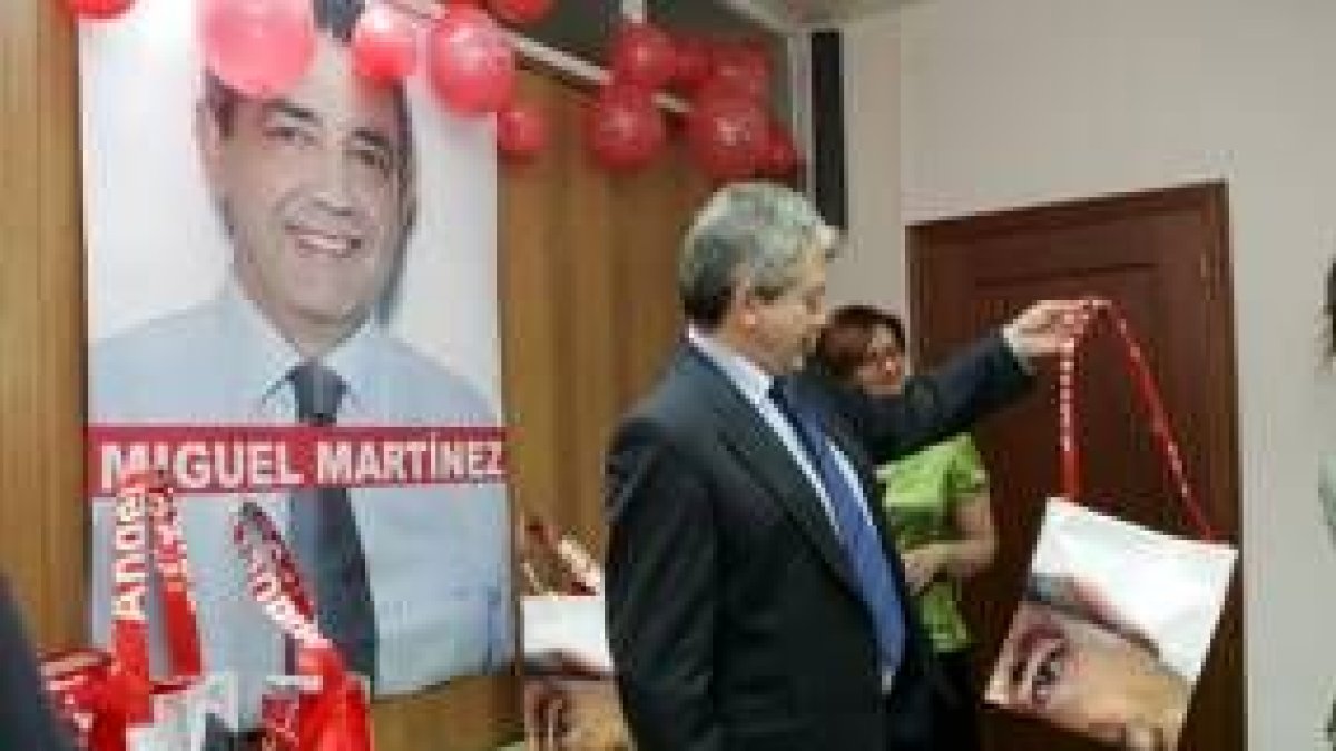 Miguel Martínez presentó en rueda de prensa los complementos que se han realizado con las banderolas