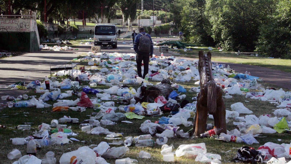 Bolsas de plástico acumuladas en el paseo del río en las fiestas de San Juan y San Pedro en León. RAMIRO