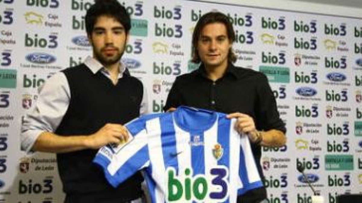 El futbolista fue presentado ayer en El Toralín de la mano del consejero Antonio Blanco.