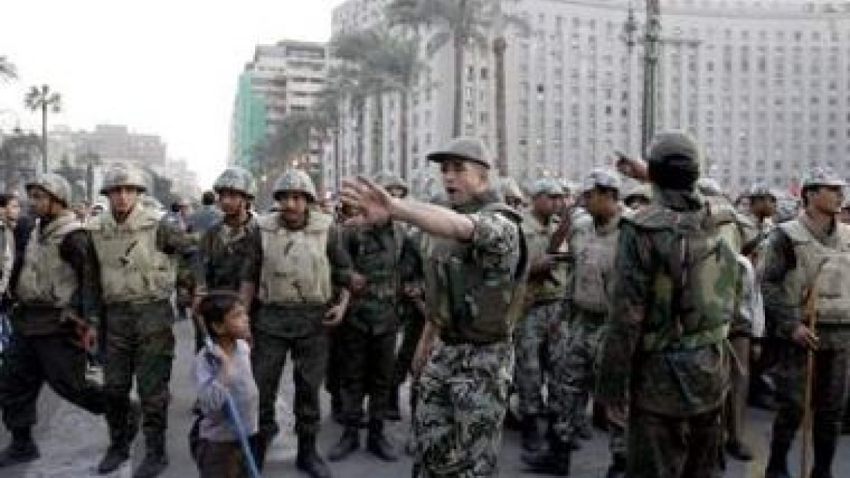 Imagen de los militares en la plaza Tahir, ayer, mientras se desalojaba a los manifestantes