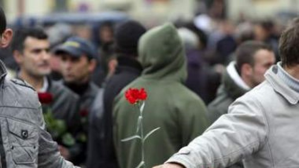 Imagen de dos manifestantes en las calles de Tirana.