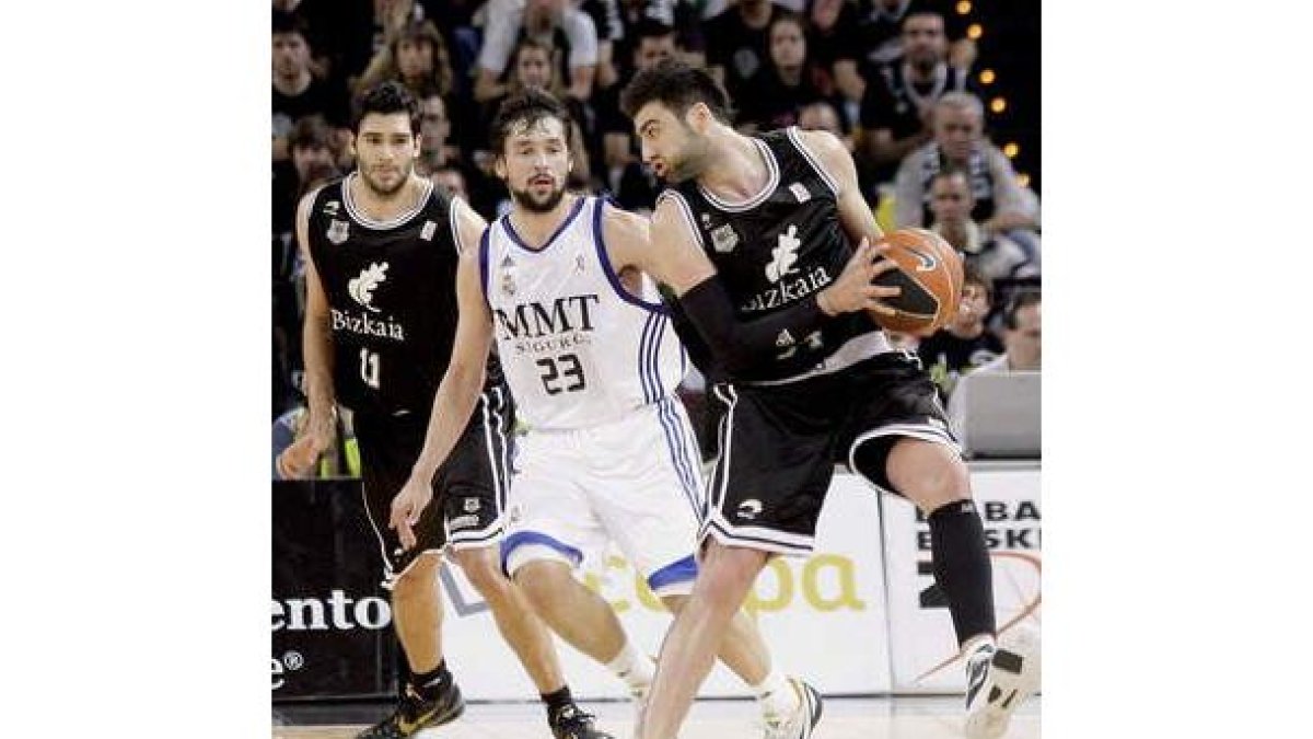 Vasileiadis protege el balón ante la presión de Sergio Llull.