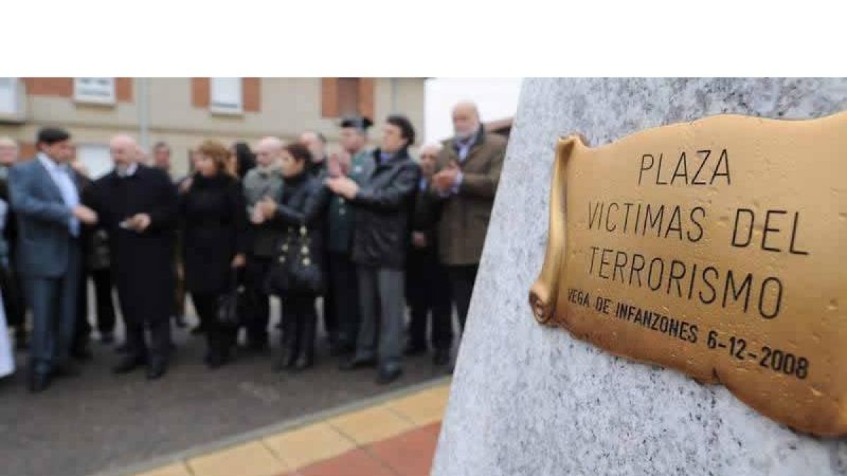 Imagen del homenaje en Grulleros, pueblo de Raúl Centeno, con sus padres al fondo.