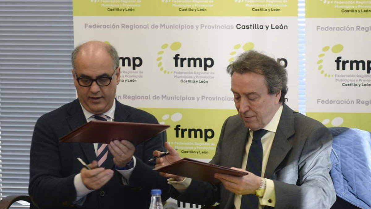El presidente de la FRMP y alcalde de Ávila, con De Santiago-Juárez.