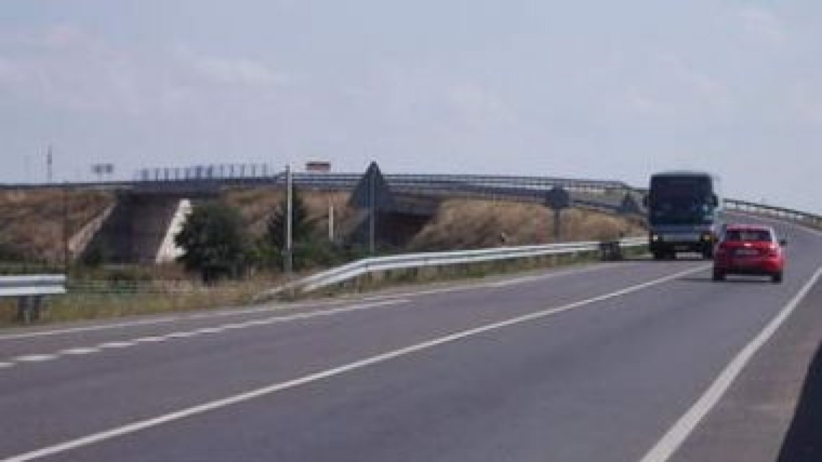 La pasarela de la N-120 que sobrevuela las vías del tren.