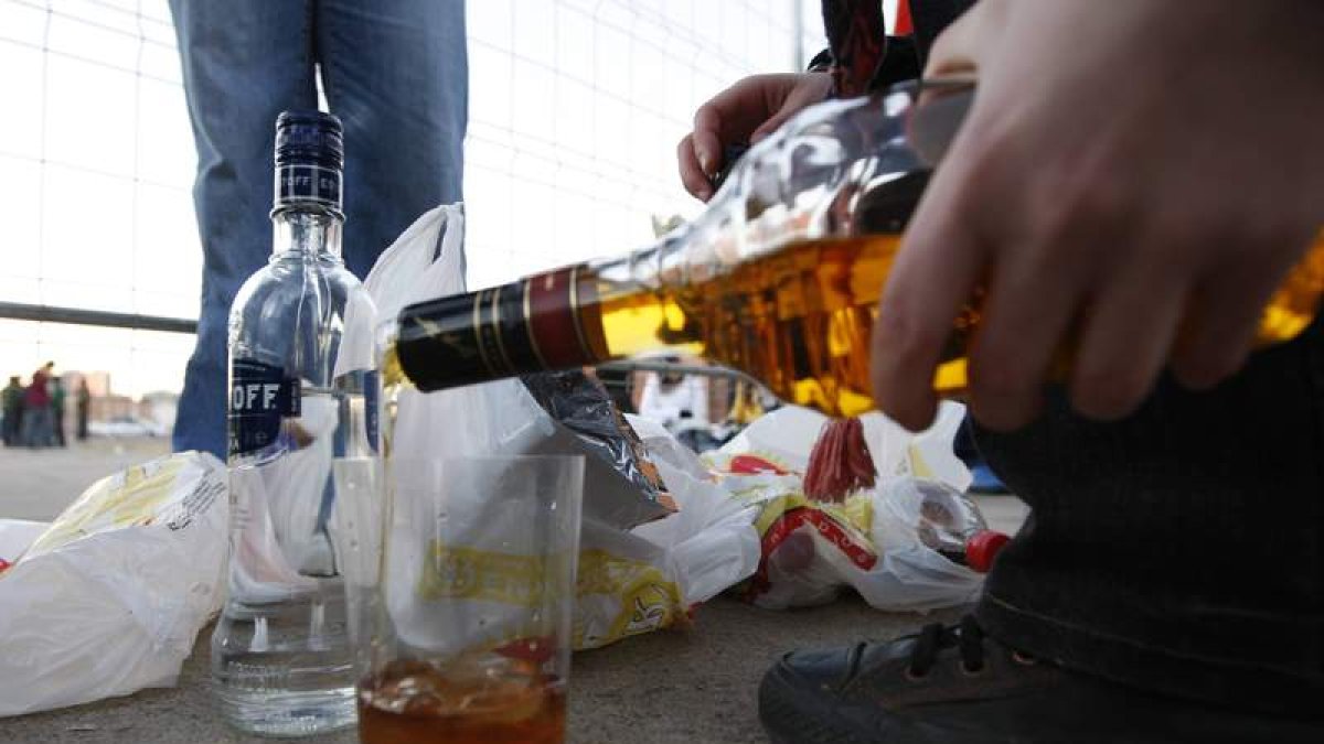 Un grupo de jóvenes participa en un botellón en León. JESÚS F. SALVADORES