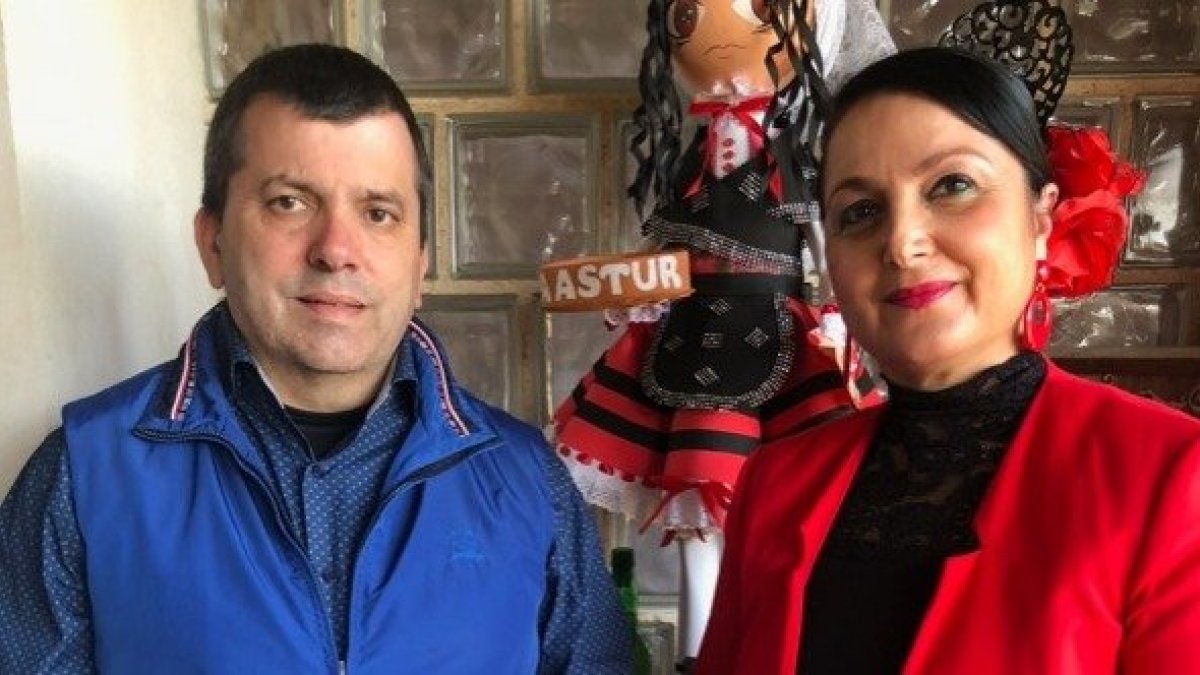 Jymy y María Jesús Cordero con el cachopo trufado de Casa Aniceto de Jiménez de Jamuz y ambiente asturiano. DL