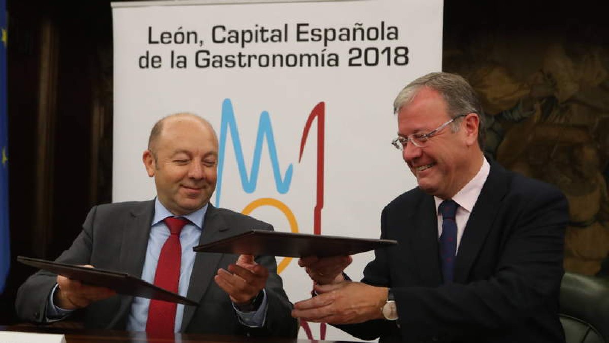 Jesús González y Antonio Silván, en la firma del convenio. RAMIRO