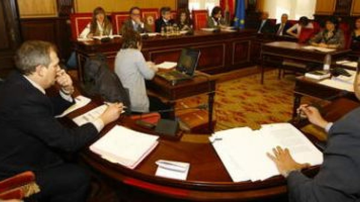 Canuria, a la izquierda, escucha la intervención de Cardo sobre el IBI, durante el Pleno municipal.